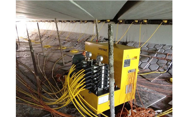 PLC同步頂升系統(tǒng)控制24臺千斤頂頂升現(xiàn)場